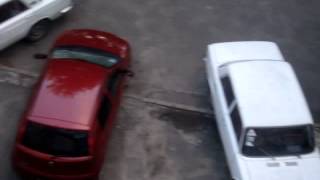 Тернопіль: авто паркують на тротуарах, бо стоянок бракує