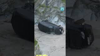 Un vehículo se precipita por un acantilado en Castropol