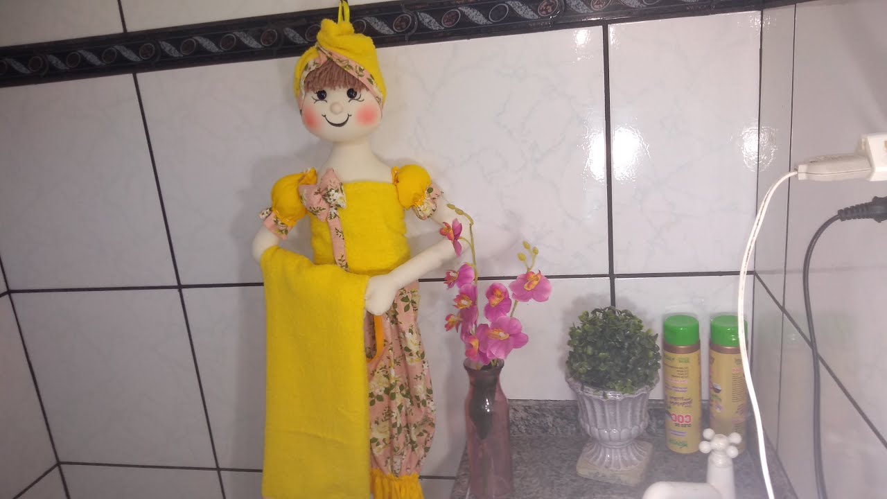 BONECA DE BANHEIRO COM DUAS UTILIDADES - PORTA TOALHAS E CALCINHA.