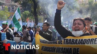 Policías reprimen una manifestación de maestros en Bolivia | Noticias Telemundo
