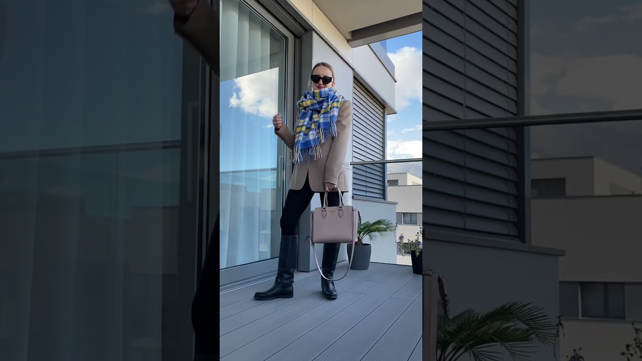 Entering weekend mode:leggings+blazer+cosy scarf 