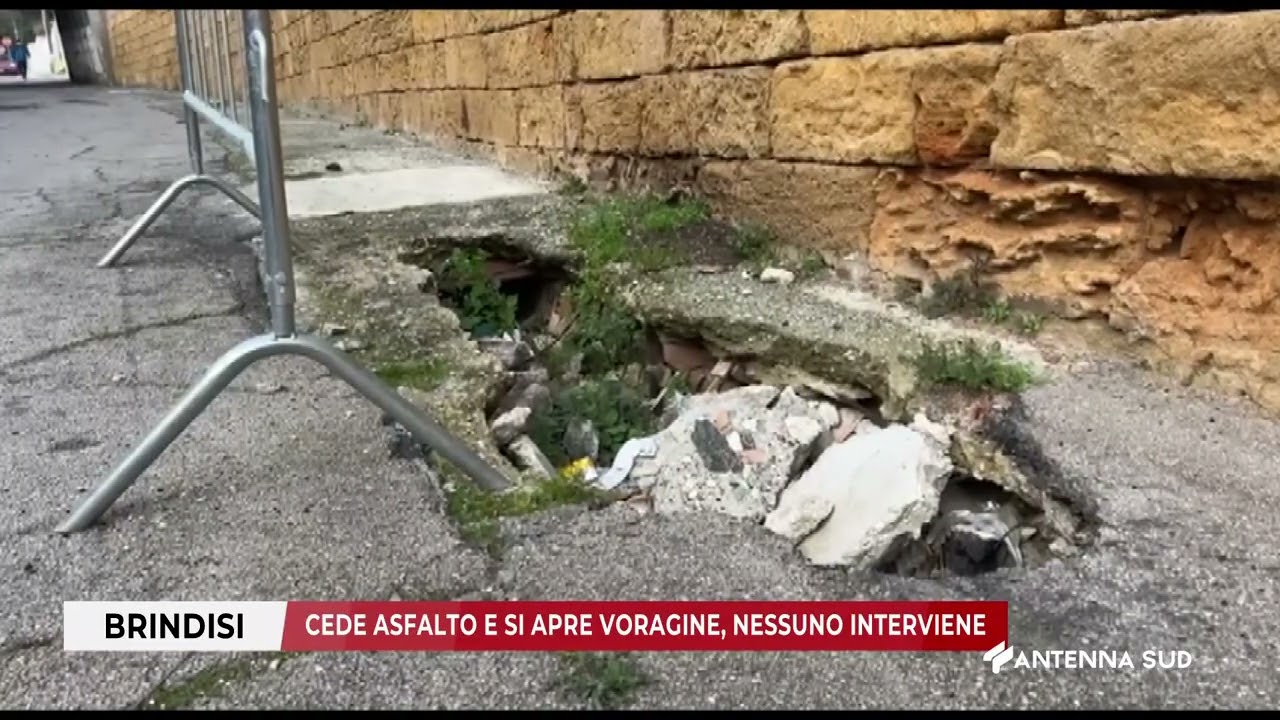 04 MARZO 2026 - BRINDISI - CEDE ASFALTO E SI APRE VORAGINE, NESSUNO INTERVIENE
