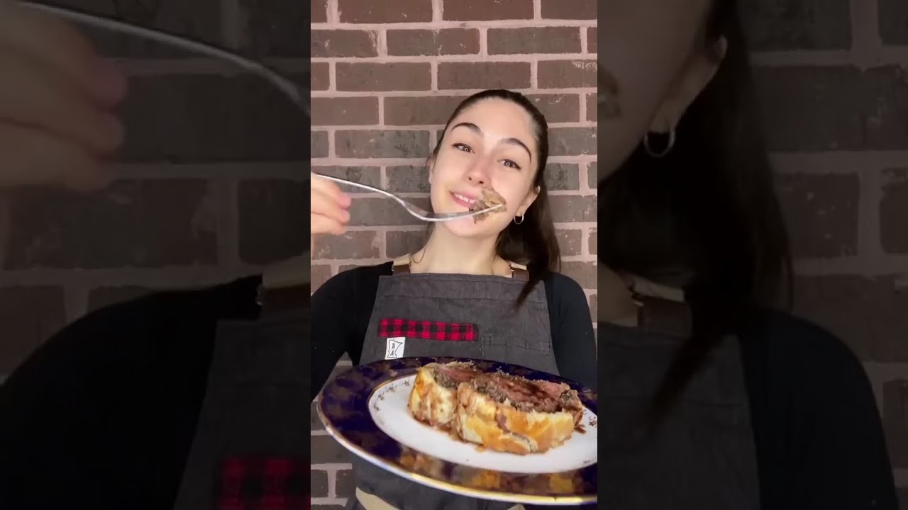Short Ariana Cooking to🍓♥️I found the [beef wellington] sauce🤭🍷 (ramsayreacts_gordonramsay) cooking