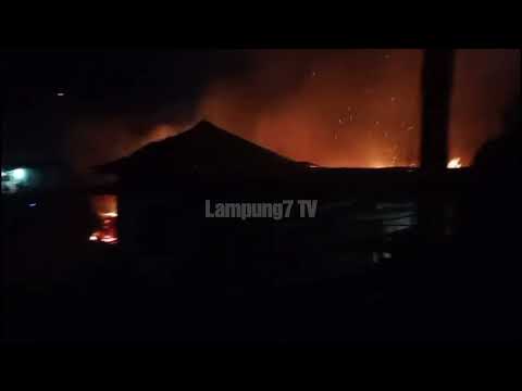 Kebakaran Hebat Landa Pasar Tempel Jembatan Merah Cimeng, Teluk Betung