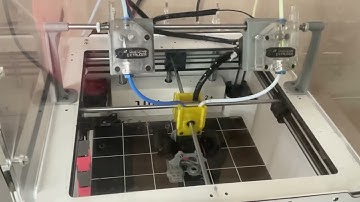 Ultimaker2 plus using a flying extruder. Looks fun.