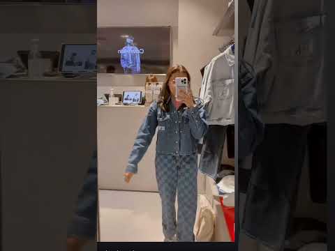 بنت راحت و شترت من ماركة   ونفس الملابس لي روج لها كوك ونحنا وضع الطيران