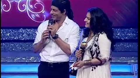 Kajol accepts award from Shah Rukh Khan on Ajay Devgn
