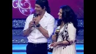 Kajol accepts award from Shah Rukh Khan on Ajay Devgn's behalf