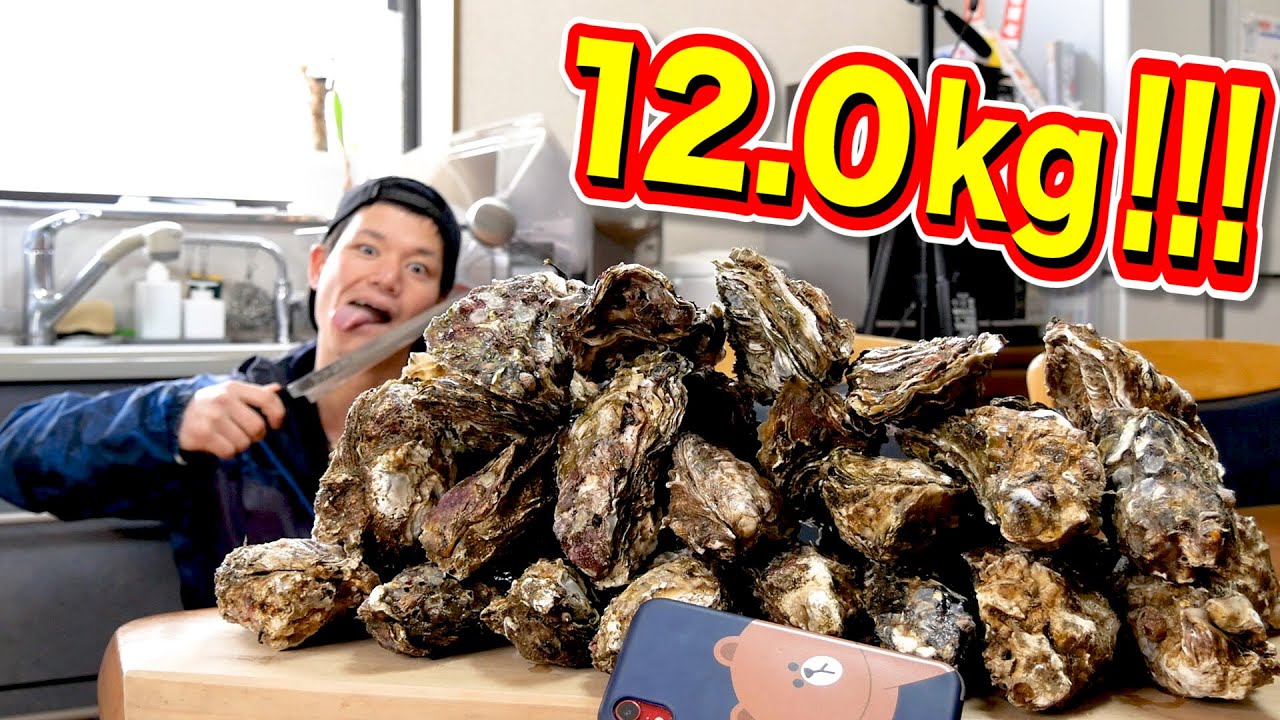 Рыбаки с удивлением едят редкие натуральные устрицы.