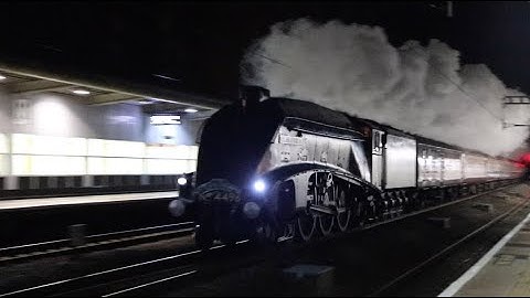 4498 Sir Nigel Gresley charges through the fast line at Swindon | Bath Christmas Market | 05/12/22