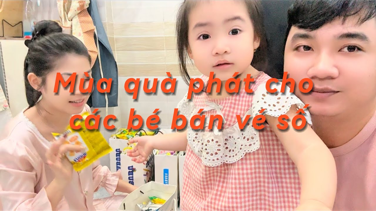 Phần 1 :￼ Mua quà phát cho các bé bán vé số ngoài đường