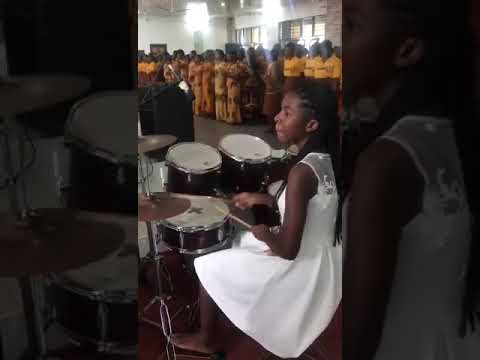 Adolescente Baterista Arazou Short