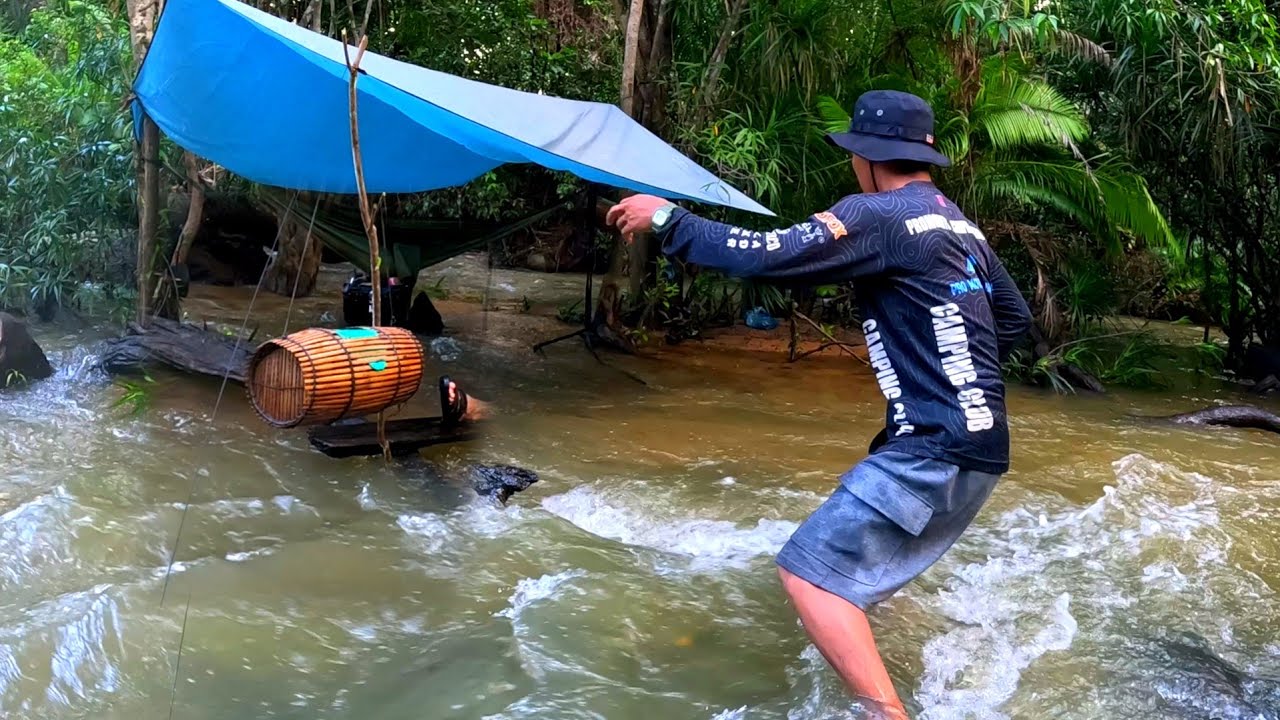 Hanging out in a hammock on the flood,Solo Camping in Heavy rain