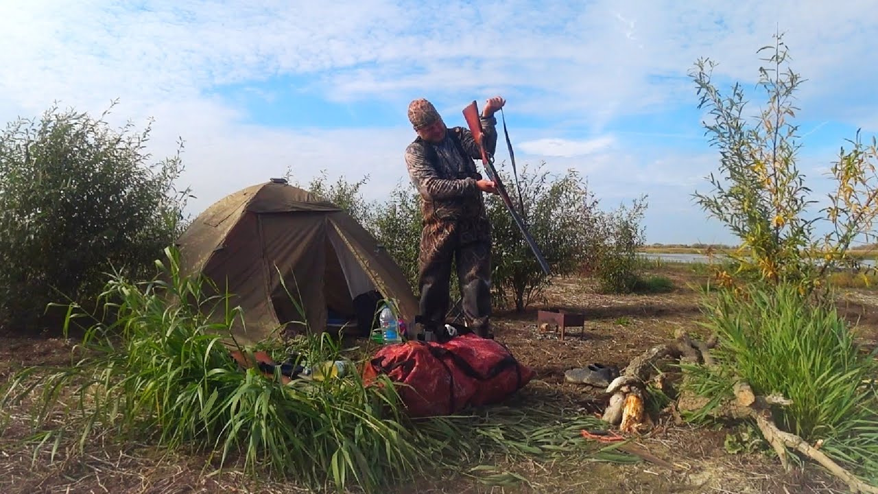 С НОЧЁВКОЙ НА ОХОТУ И РЫБАЛКУ. ДИКИЙ ОСТРОВ. Охота на утку с чучелами. Рыбалка на сазана.