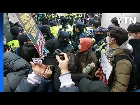 전장연, <strong>지하철</strong> 시위...동대문역사문화공원역에서 <strong>대치</strong> / YTN