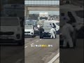 意大利南部高速公路上一辆运钞车遭武装突袭 爆炸、枪声、燃烧的车辆，以及与宪兵的交火，所有这一切都在司机们被困其中的情况下发生。