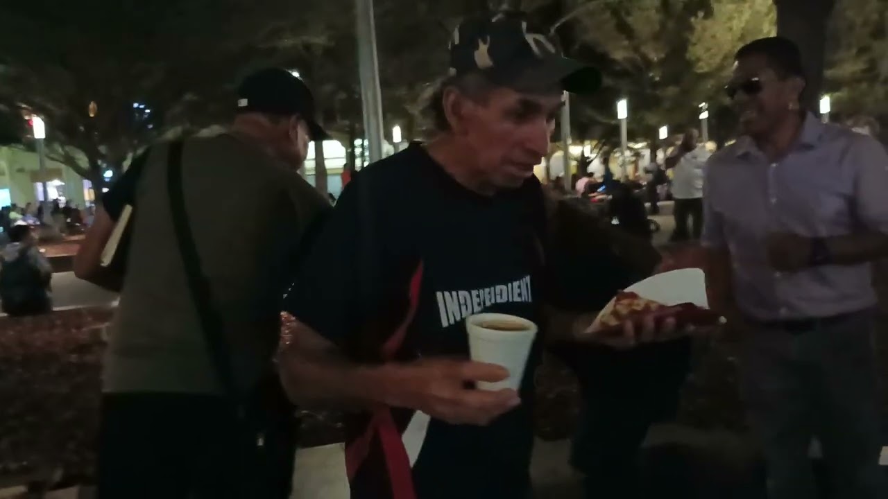 Repartiendo Pizza a la tercera edad y café gracias doña Vilma Trinidad y don José en Canal de bendi