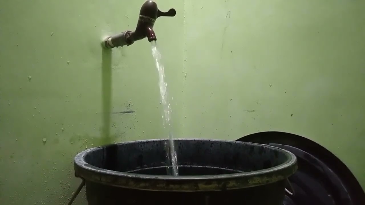 Suara Air Keran Deras di Kamar Mandi Air Jernih