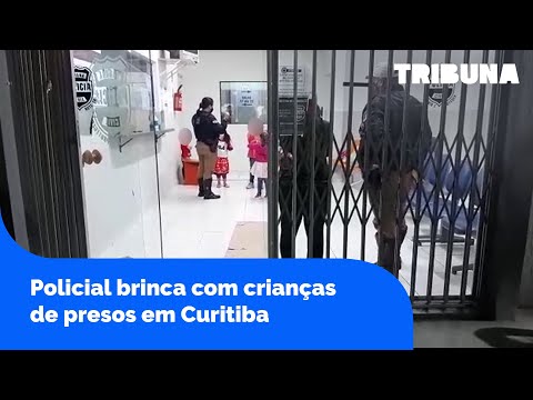 Policial brinca com crianças de presos em Curitiba