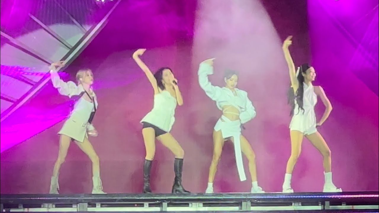 BLACKPINK - BOOMBAYAH - SF (1st Row Fancam)