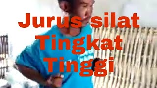 orang gila,, memamerkan jurus silatnya,,,,