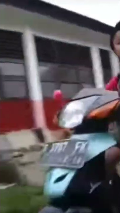 BOCIL naik kereta jatuh ngakak