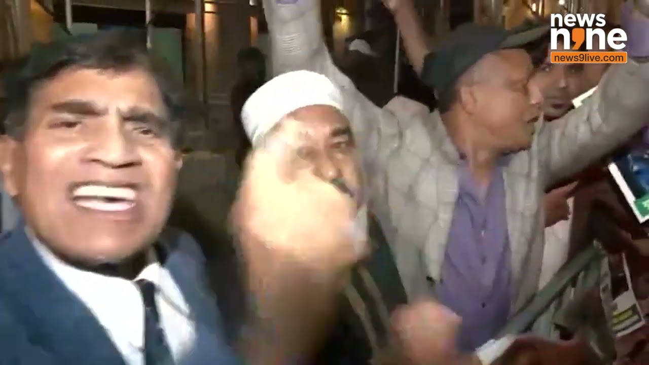 Bangladeshi Nationals Protest Against Interim Leader Mohammad Yunus Over Minority Attacks