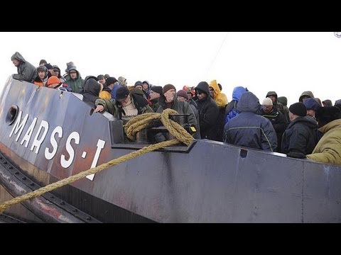 Эвакуация людей с дрейфующих льдин в Рижском заливе...