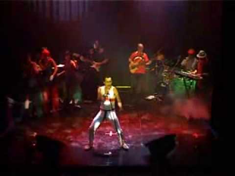 Martin Bossi como Freddie Mercury