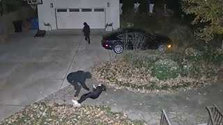 Surveillance video captures robbery outside Chicago home Resimi