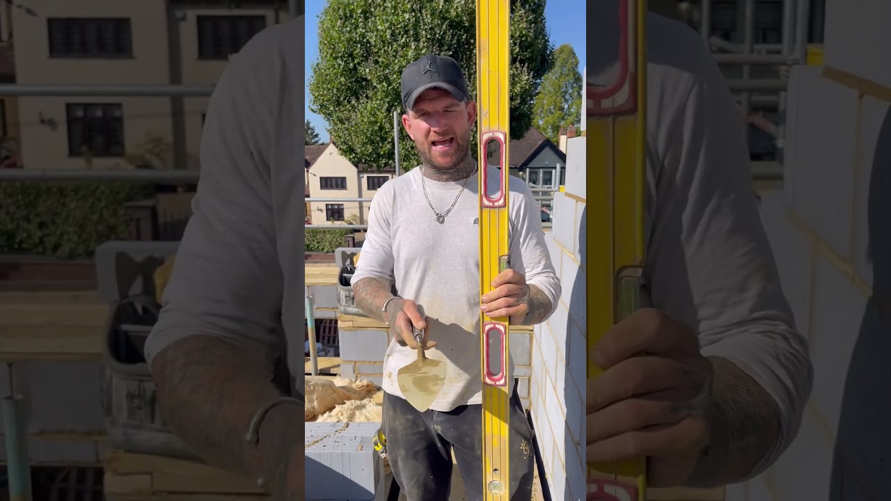 Apprentice tip on how to plumb blockwork #bricklaying #brickwork #apprentice #construction