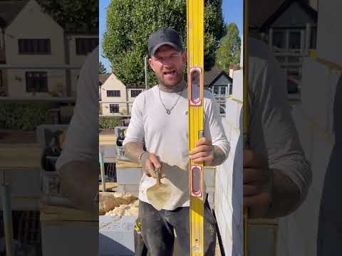 Apprentice tip on how to plumb blockwork #bricklaying #brickwork #apprentice #construction