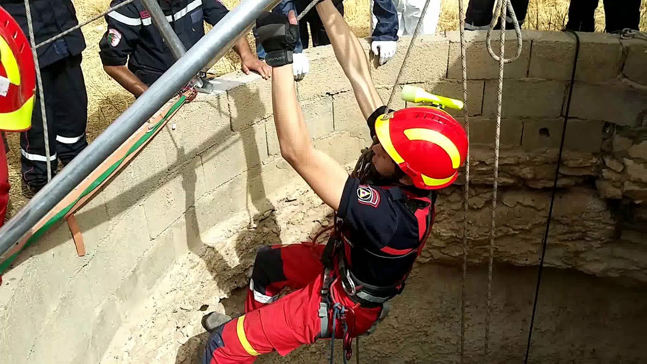 فرقة الانقاذ في الاماكن الوعرة تنقذ كلب من داخل بئر