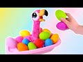 Baño de HUEVOS SORPRESA con el FLAMENCO 🌈🦩 Videos para niños