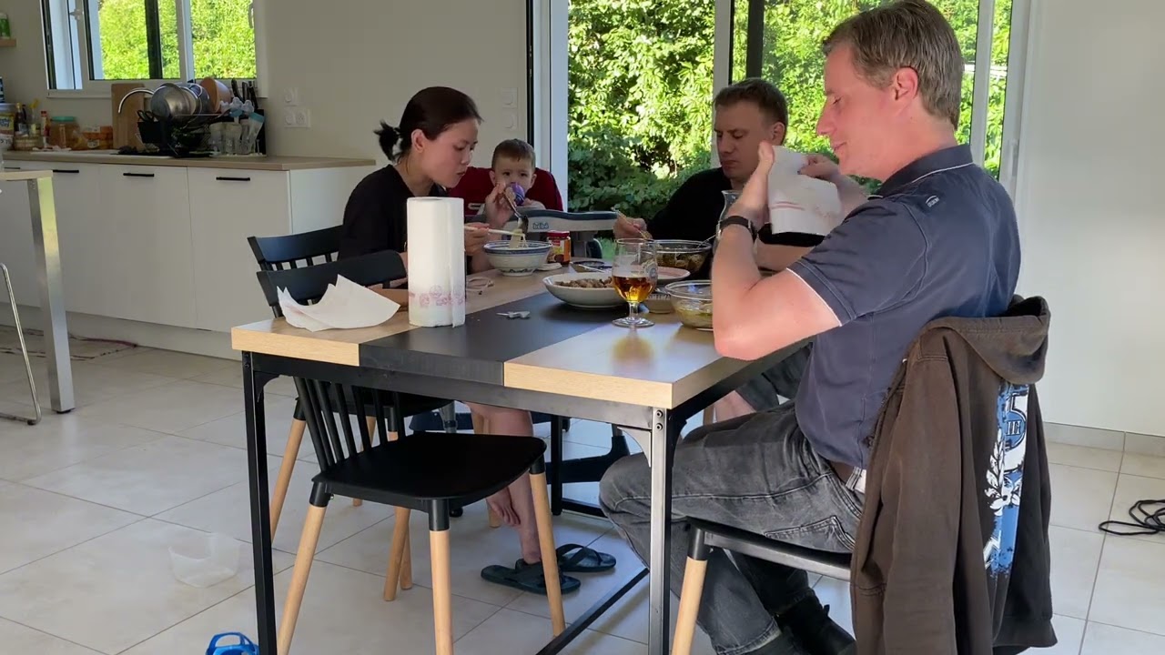 324- PIERRE VÀ EM CHỒNG SAY MÊ MÓN BÚN BÒ GIÒ HEO