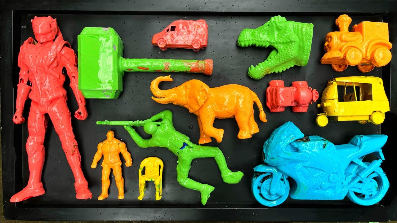 Membersihkan mainan mobil ambulan, motor balap, mobil bajai, truk molen, karakter Spiderman