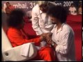 SATHYA SAI MATERIALISING RING TO SONU NIGAM.MPG