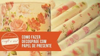 Fazendo a aplicação de papel de presente usado para decoupage