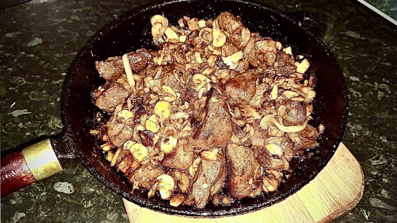 Жареное мясо с грибами и луком на сковороде. Вкуснейшее мясо на сковороде, тает во рту.