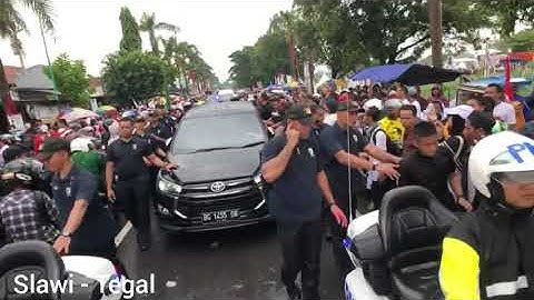 Sambutan Meriah Puluhan Ribu Masy. Tegal Menyambut Kedatangan Pak Jokowi & Ibu Iriana Jokowi