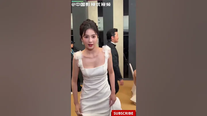 28岁的#白鹿 参加白玉兰电影节，白色长裙优雅盘发！性感而不张扬、低调却显奢华 - 天天要闻
