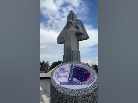 Величний пам'ятник першому космонавту України на Байковому кладовищі ...