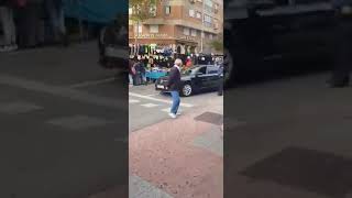 VTC SE METE EN EL MERCADILLO DE LA AVDA DE ASTURIAS,Y ES SACADA POR LA PM. NO RESPETAN NINGUNA SEÑAL