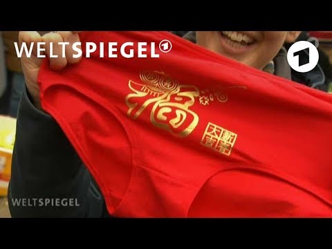 Video: Rote Unterwäsche zum chinesischen Neujahr tragen