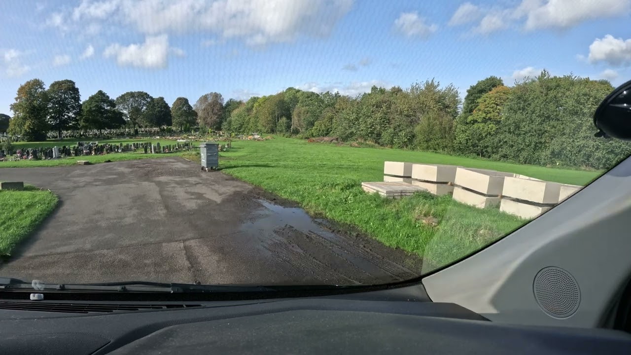 Осматриваю кладбище на Сити-Роуд. Это обошлось мне в десять фунтов, ха-ха.