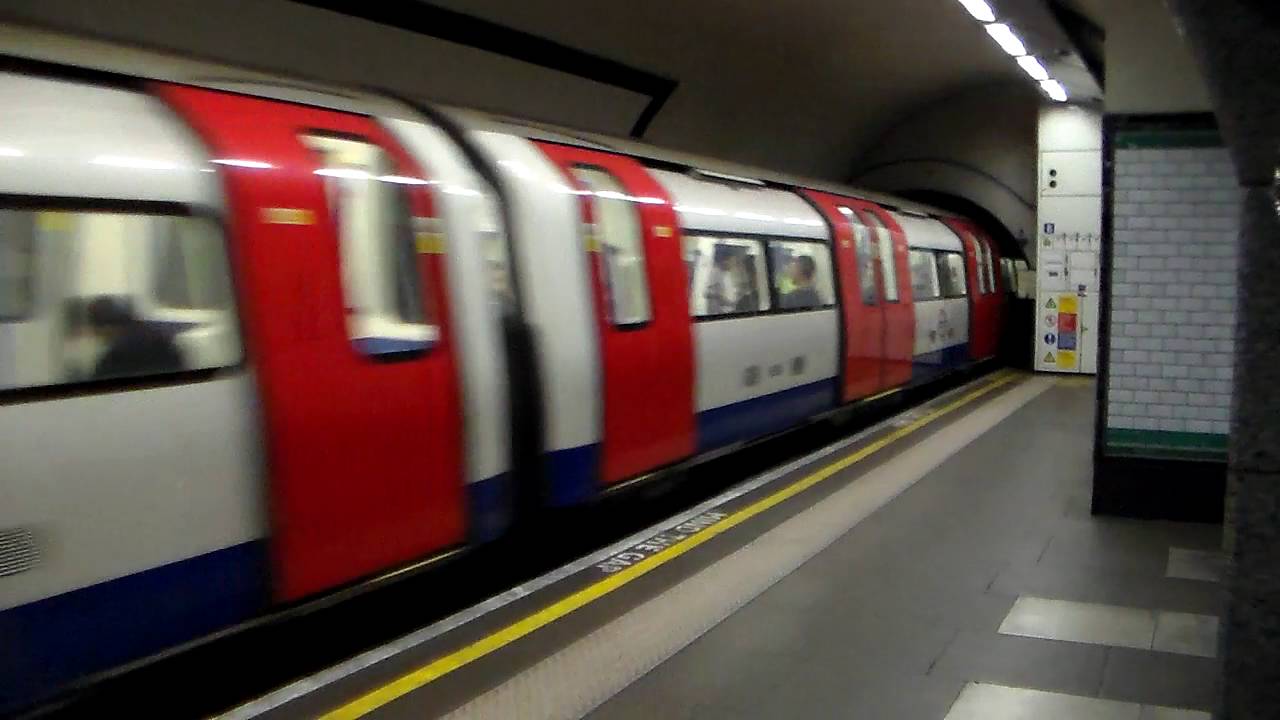 1995TS 51600 at Colliers Wood