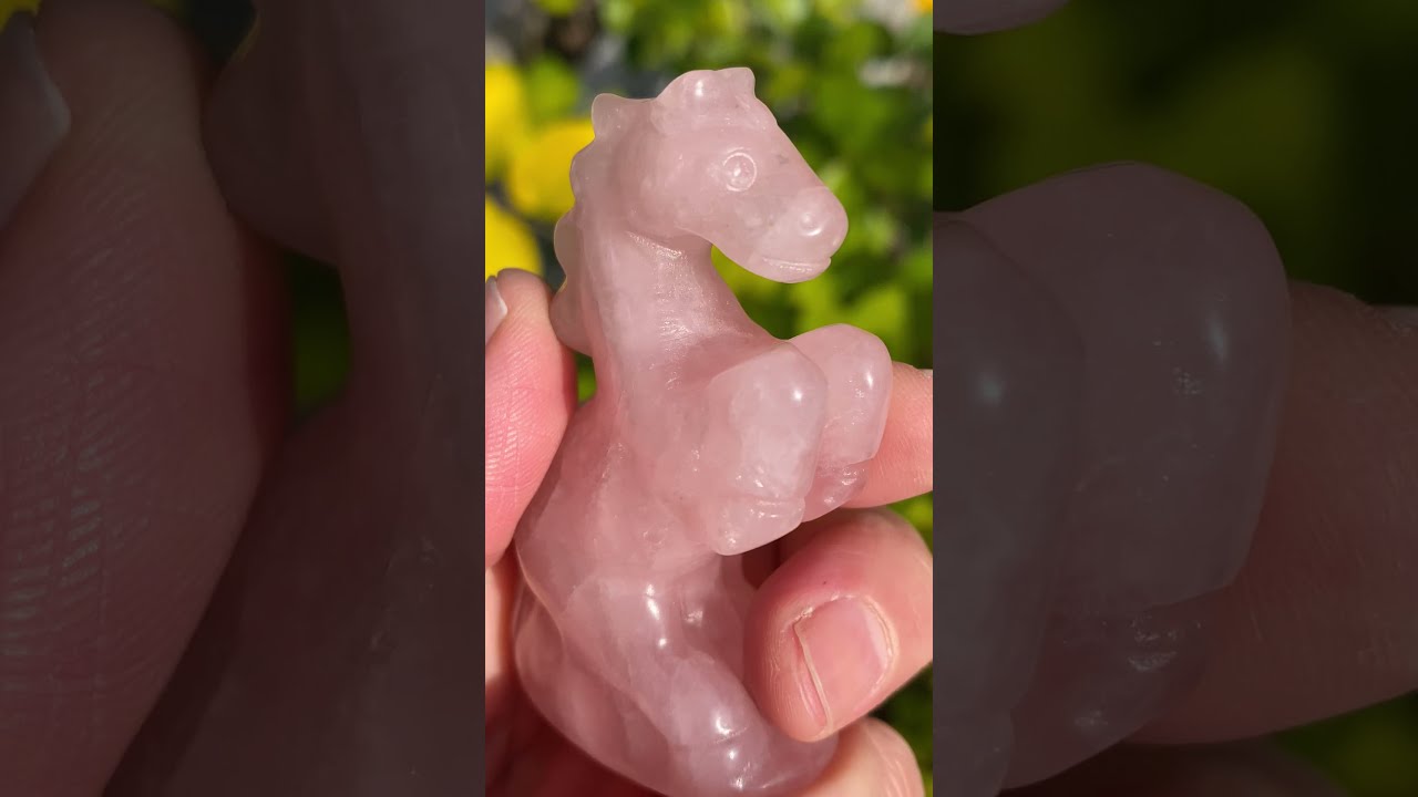 【希少】ローズクォーツ2kg ペガサス 馬 一刀彫 土台付き 粉晶 ローズクォーツのお馬さん(T933)