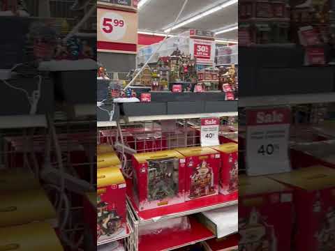 جوله في محل لبيع تزين اعياد الميلاد وكرسمس في امريكا