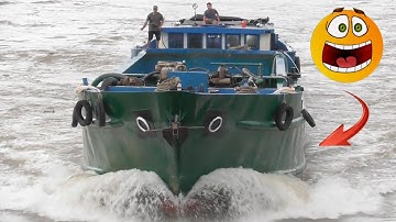 Chiếc ghe gặp sóng gió chao đảo giữa sông.xem mà hồi hộp.sà lan vượt cống hấp dẫn