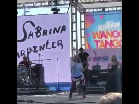 Sarah e Sabrina Carpenter cantando "Thumbs" no Wango Tango 2018